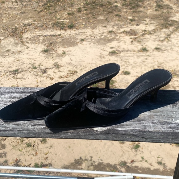 Black Suede Point Kitten Heels Ann Taylor Brand Size 5.5 - Picture 2 of 5